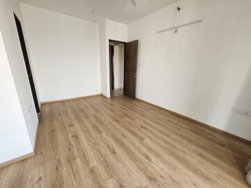 Room in 3 BHK Apartment at Sheth Avalon Phase 2, Majiwada – for Sale