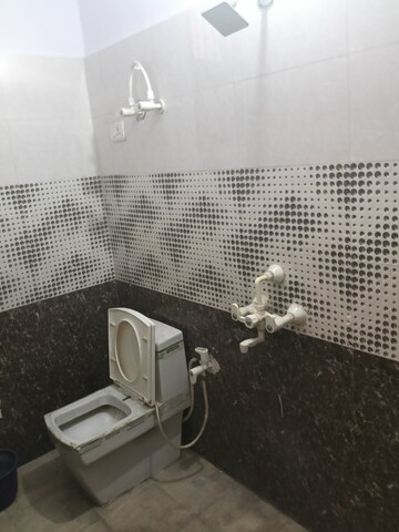 Bathroom in 1 BHK Builder Floor at Shalimar Apartments Shalimar Garden, Shalimar Garden – for Sale
