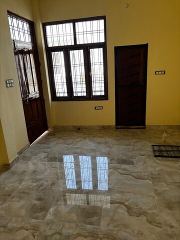 Room in 2 BHK Builder Floor at Gomti Nagar – for Rent