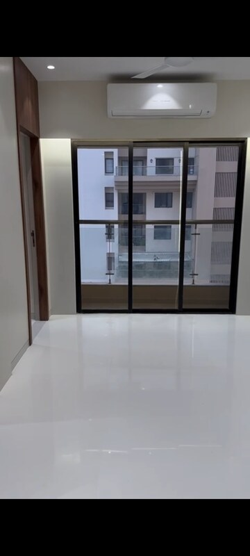 Room in 2 BHK Apartment at Ashford Casa Grande, Lower Parel – for Rent