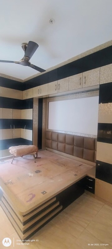 Room in 2 BHK Apartment at Amrapali Silicon City, Sector 76 – for Rent
