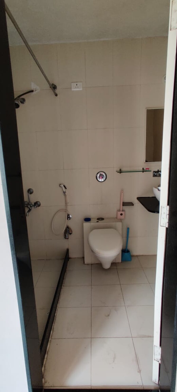 Bathroom, brahma-avenue 3 Bedroom 1500 Sq.Ft. Apartment In Kondhwa Pune 8202932
