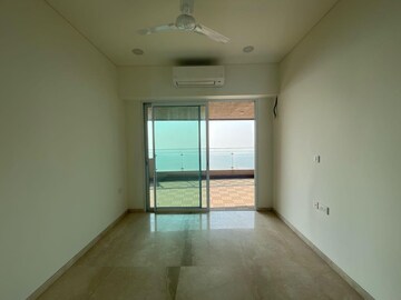 Room in 3 BHK Apartment at Lokhandwala Minerva Mahalaxmi, Mahalaxmi – for Rent