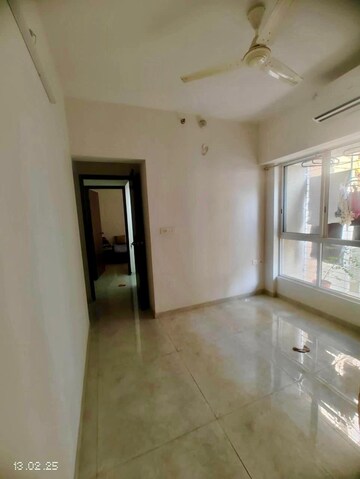 Room in 3 BHK Apartment at Lodha Amara, Kolshet Road – for Sale