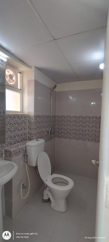 Bathroom in 4 BHK Apartment at Kbnows Apartment, Sector 16 Greater Noida – for Rent