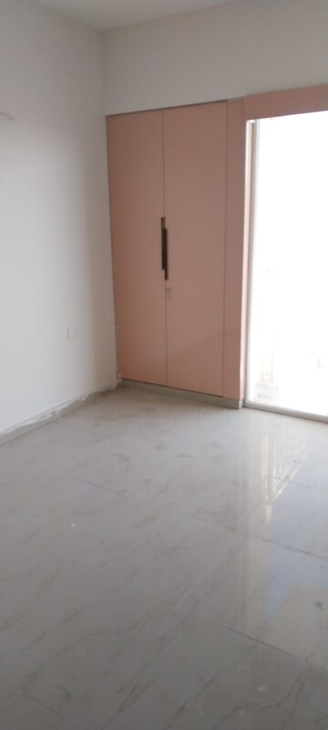 Room in 2 BHK Apartment at Panchsheel Greens II, Sector 16 Greater Noida – for Rent