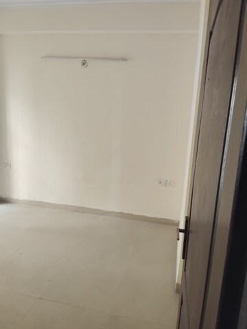 Room in 3 BHK Apartment at Amrapali Silicon City, Sector 76 – for Sale