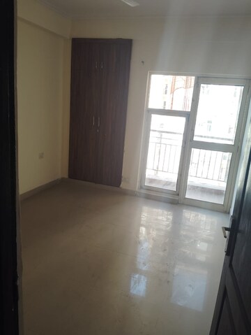 Room in 3 BHK Apartment at Amrapali Silicon City, Sector 76 – for Sale