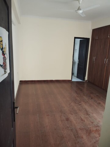 Room in 3 BHK Apartment at Amrapali Silicon City, Sector 76 – for Sale