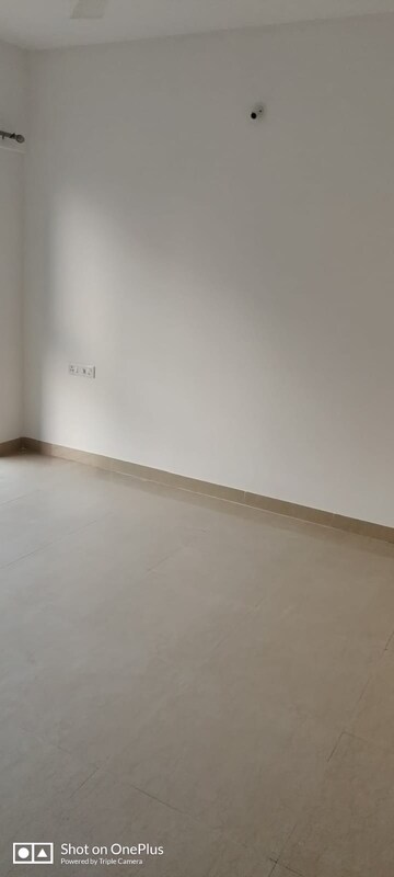 Room in 2 BHK Apartment at Amanora Aspire Towerss, Hadapsar – for Rent