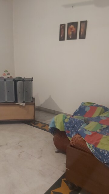 Furnished Amenities in 2.5 BHK Builder Floor at Mayur Vihar – for Rent