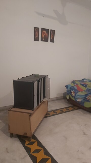 Furnished Amenities in 2.5 BHK Builder Floor at Mayur Vihar – for Rent