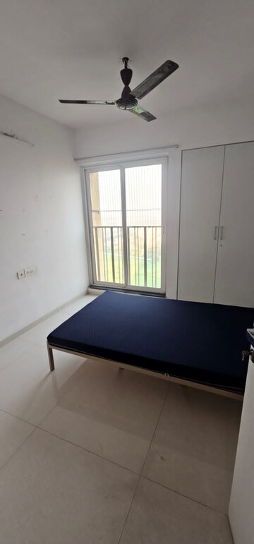 Room in 2 BHK Apartment at Rustomjee Urbania Aurelia, Majiwada – for Rent