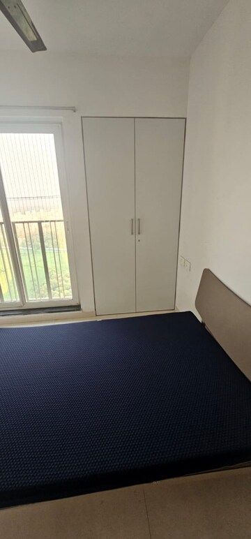 Room in 2 BHK Apartment at Rustomjee Urbania Aurelia, Majiwada – for Rent