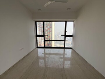 Room in 4 BHK Apartment at Lodha Trump Tower, Worli – for Rent
