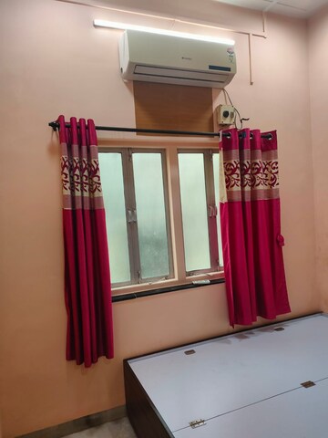 Furnished Amenities in 1 BHK Apartment at Ramdevi CHS, Khar West – for Rent