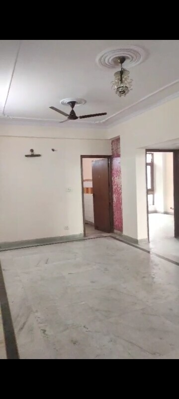 Room in 2 BHK Apartment at Quantum East Avenue, Ahinsa Khand ii – for Rent