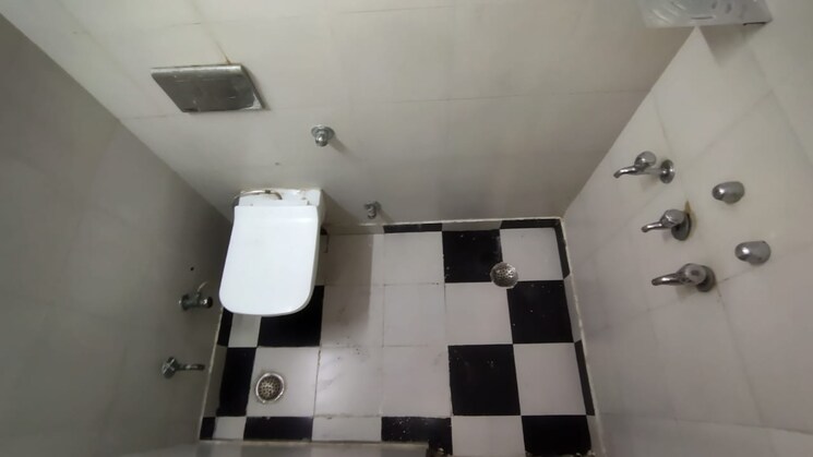Bathroom, molarband 2 Bedroom 650 Sq.Ft. Apartment In Molarband Delhi 8203435