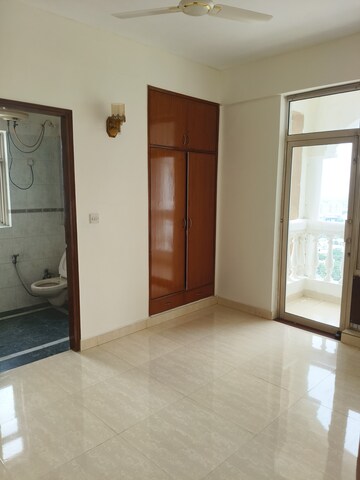 Room in 2 BHK Apartment at DLF Regency Park I, Dlf Phase iv – for Rent