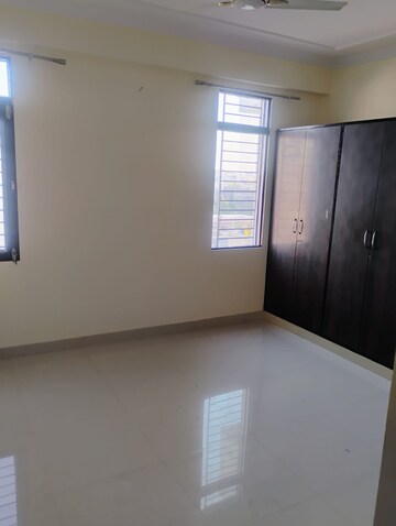 Room in 4 BHK Apartment at UDB Indus, Mansarovar – for Rent