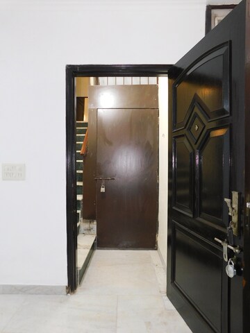 Furnished Amenities in 1 BHK Builder Floor at Pamposh Enclave – for Rent