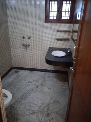 Bathroom in 1 BHK Builder Floor at Sector 43 – for Rent