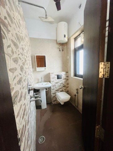 Bathroom in 1 BHK Builder Floor at Sector 30 – for Rent