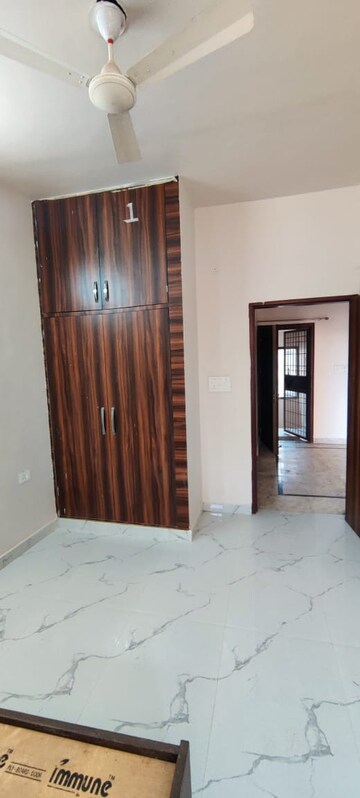 Room in 2 BHK Builder Floor at Sector 52 – for Rent
