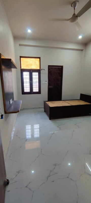 Room in 2 BHK Builder Floor at Sector 52 – for Rent