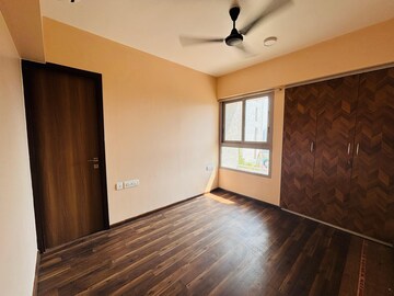 Room in 2 BHK Apartment at Piramal Vaikunth, Balkum Pada – for Rent