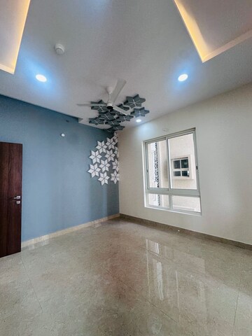 Room in 4 BHK Apartment at Aurobindo Galaxy, Hi Tech City – for Rent