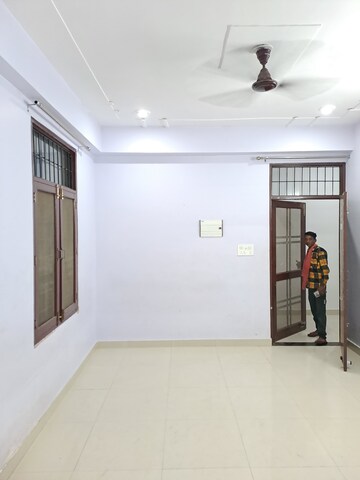 Room in 1 BHK Apartment at Gomti Nagar – for Rent