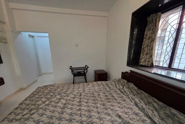 Bedroom in 2 BHK Apartment at Khar West – for Rent