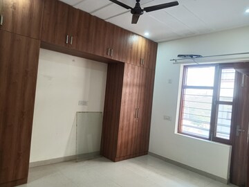 Room in 2 BHK Builder Floor at Cosmos Floors, Sector 52 – for Rent