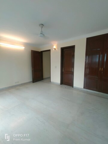 Room in 4 BHK Apartment at Greater Kailash I – for Rent