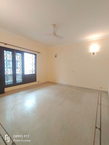 Room in 4 BHK Apartment at Greater Kailash I – for Rent