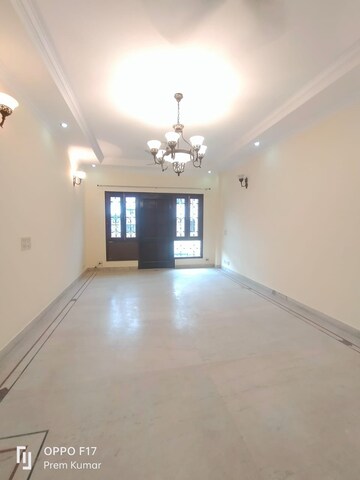 Room in 4 BHK Apartment at Greater Kailash I – for Rent
