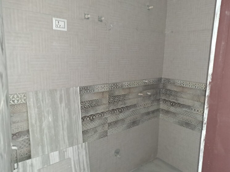 Bathroom, sector 73 3 Bedroom 1350 Sq.Ft. Builder Floor In Sector 73 Noida 8204781