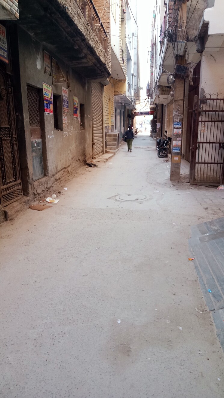  Parking, burari 3 Bedroom 100 Sq.Yd. Builder Floor In Burari Delhi 8204801