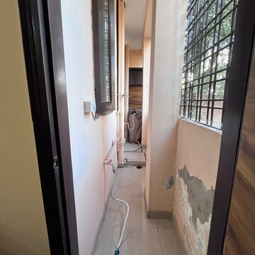 Building Lobby in 1 BHK Builder Floor at Ansal Sushant Lok I, Sector 43 – for Rent