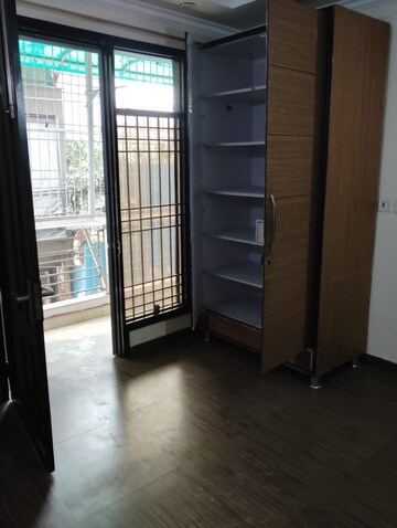 Room in 4 BHK Apartment at Chattarpur – for Rent