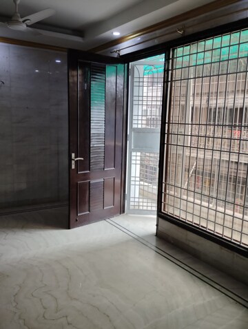 Room in 4 BHK Apartment at Chattarpur – for Rent