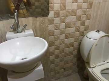 Attached Bathroom in 2 BHK Independent House at Gomti Nagar – for Rent