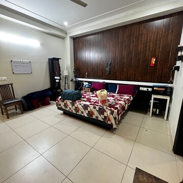 Room in 1 BHK Builder Floor at Ansal Sushant Lok I, Sector 43 – for Rent
