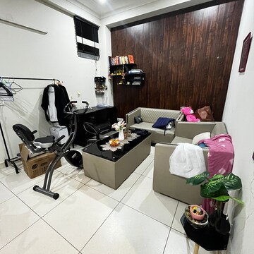 Living Room in 1 BHK Builder Floor at Ansal Sushant Lok I, Sector 43 – for Rent