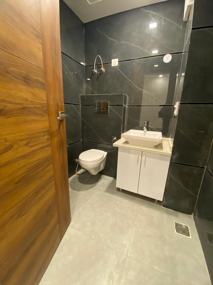 Bathroom, parklands 3 Bedroom 250 Sq.Yd. Builder Floor In Sector 85 Faridabad 8205241