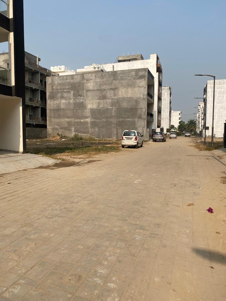  Parking, parklands 3 Bedroom 250 Sq.Yd. Builder Floor In Sector 85 Faridabad 8205241