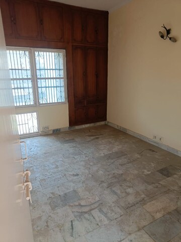 Room in 3 BHK Apartment at Shipra Suncity, Vaibhav Khand – for Sale