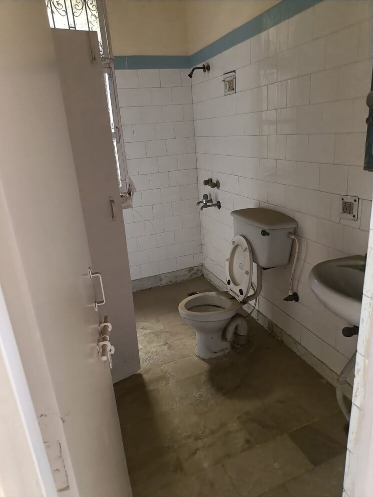 Bathroom, shipra-suncity 3 Bedroom 1600 Sq.Ft. Apartment In Vaibhav Khand Ghaziabad 8205316