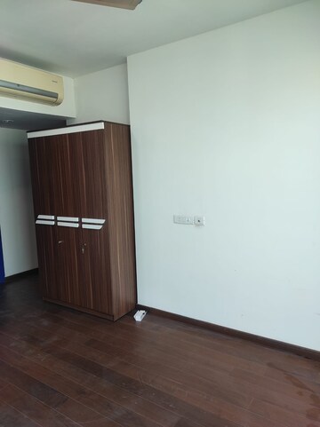 Room in 4 BHK Apartment at Tata Primanti-Tower Residences, Sector 72 – for Rent